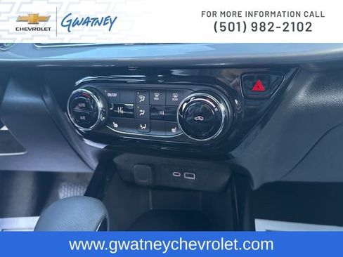 Used 2025 Chevrolet Trax LT w/ LT Convenience Package image 19