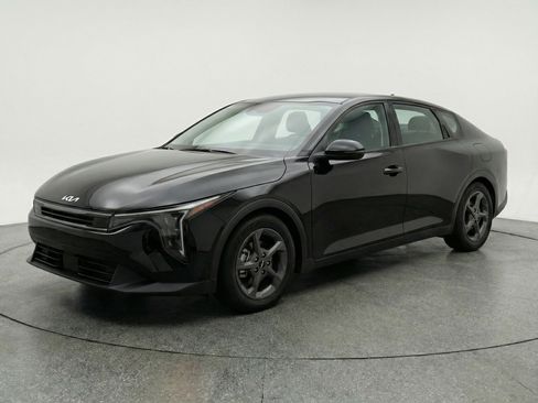 Used 2025 Kia K4 LXS image 3