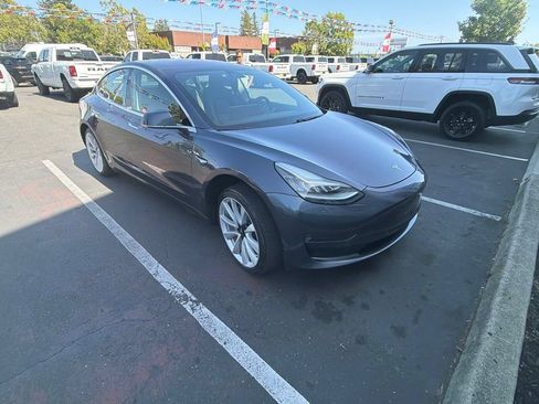 Used 2018 Tesla Model 3 Long Range RWD image 2