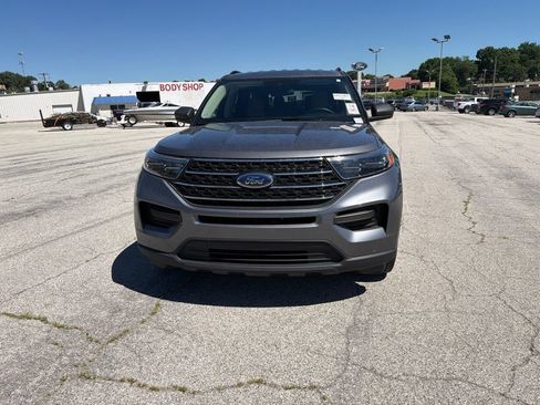 Used 2023 Ford Explorer XLT AWD/4WD image 2