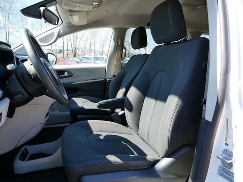 Used 2017 Chrysler Pacifica Touring image 15