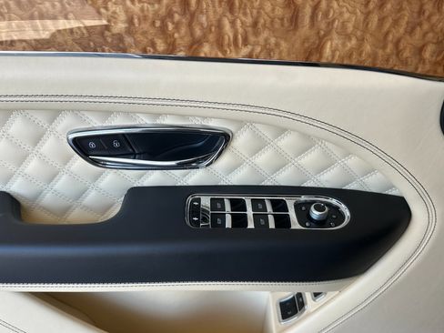 Certified 2023 Bentley Bentayga AWD/4WD image 14