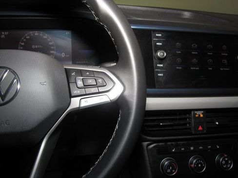Used 2022 Volkswagen Taos SE image 6