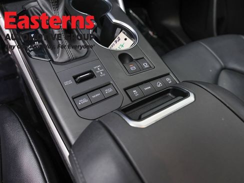 Used 2021 Toyota Highlander XLE AWD/4WD image 21