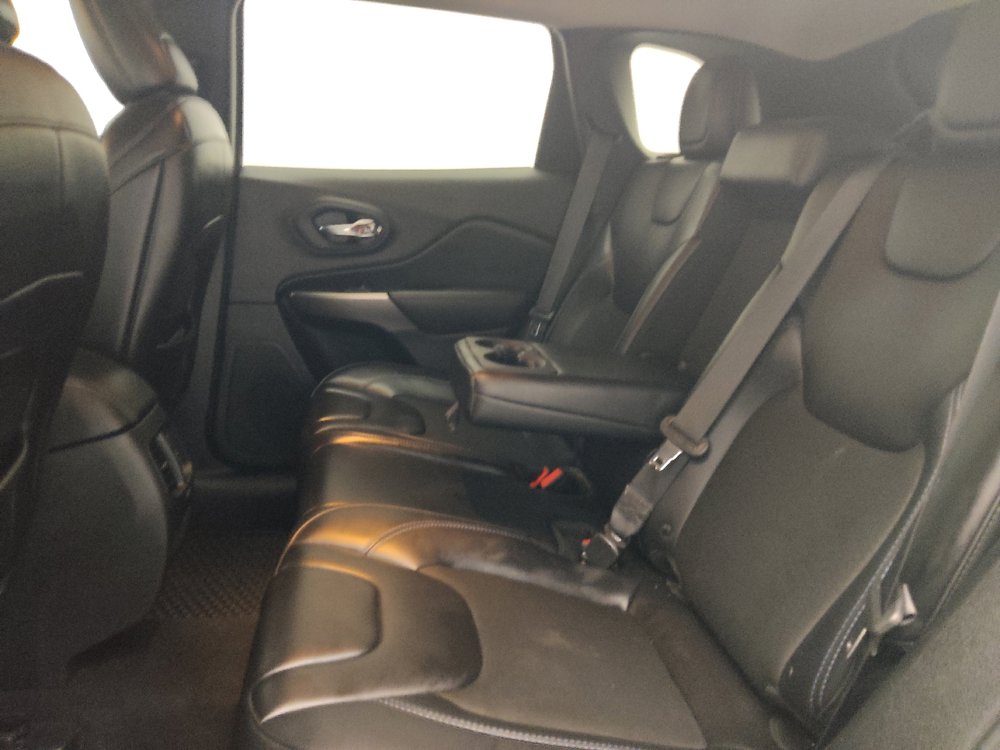 Used 2019 Jeep Cherokee Latitude Plus w/ Cold Weather Group AWD/4WD image 18