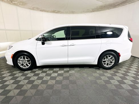 Used 2025 Chrysler Pacifica Select FWD image 6
