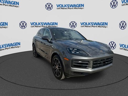 Used 2025 Porsche Cayenne AWD/4WD image 16
