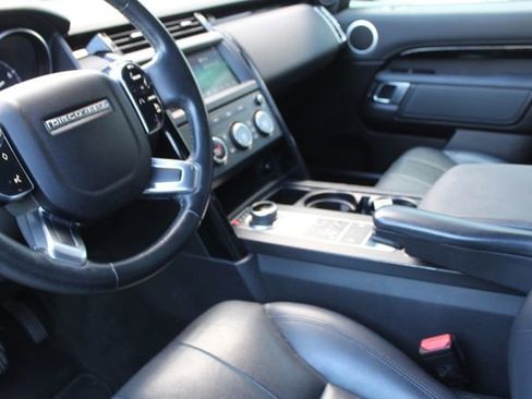 Used 2019 Land Rover Discovery SE image 13
