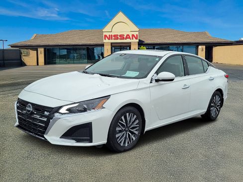 Used 2024 Nissan Altima 2.5 SV w/ SV Premium Package image 2