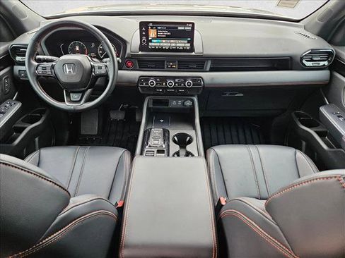 Used 2025 Honda Pilot TrailSport image 19