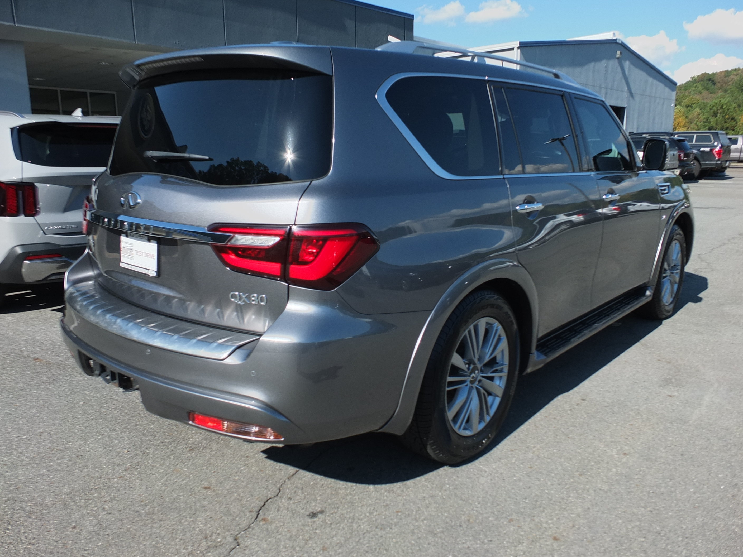 Used 2019 INFINITI QX80 Luxe AWD/4WD image 3