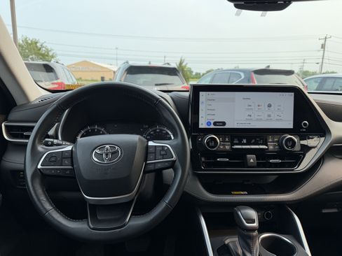 Used 2023 Toyota Highlander XLE AWD/4WD image 13