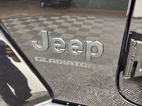 Used 2025 Jeep Gladiator Sport AWD/4WD image 11