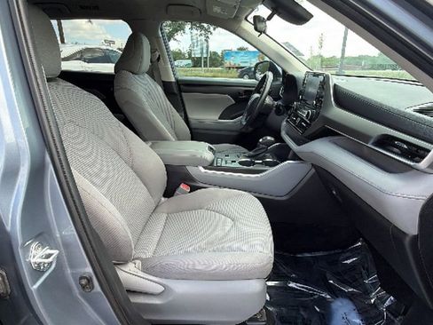 Used 2022 Toyota Highlander LE FWD image 39
