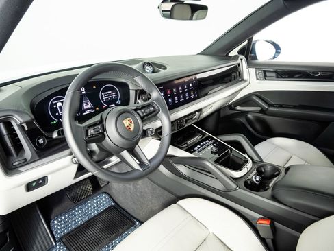 Certified 2025 Porsche Cayenne Coupe w/ Premium Package Plus AWD/4WD image 4