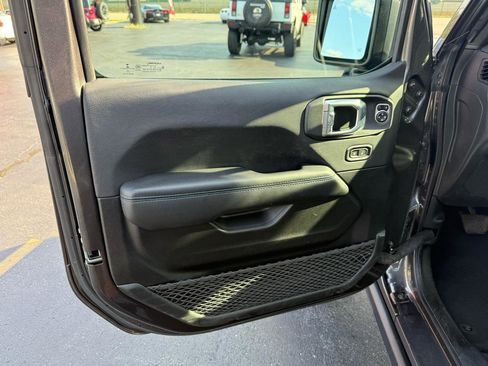 Used 2022 Jeep Wrangler Unlimited Rubicon 4xe w/ Dual Top Group AWD/4WD image 13