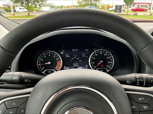 Used 2023 Jeep Renegade Altitude AWD/4WD image 12