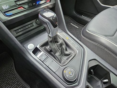 Used 2022 Volkswagen Tiguan SEL R-Line image 25