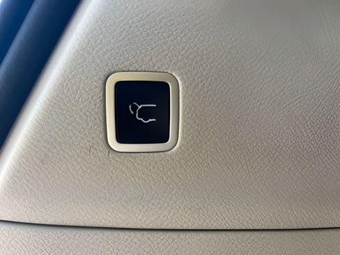 Used 2024 Chrysler Pacifica Touring-L FWD image 10
