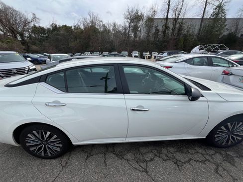 Used 2025 Nissan Altima 2.5 SV FWD image 8