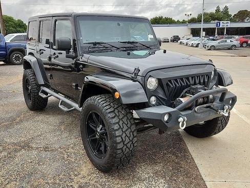 Used 2017 Jeep Wrangler Unlimited Rubicon w/ Connectivity Group AWD/4WD image 4