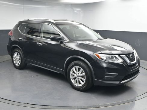 Used 2020 Nissan Rogue SV image 1