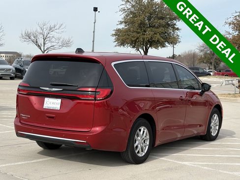 Used 2025 Chrysler Pacifica Select image 6