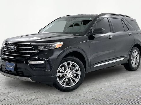 Used 2022 Ford Explorer XLT w/ Equipment Group 202A AWD/4WD image 3