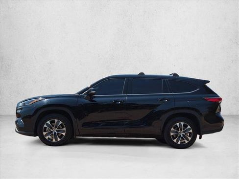 Used 2021 Toyota Highlander XLE AWD/4WD image 9