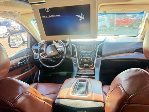 Used 2019 Cadillac Escalade Premium Luxury image 22