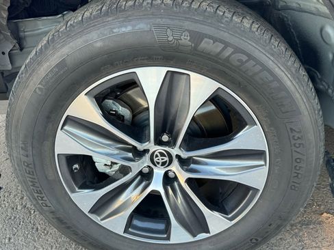 Used 2024 Toyota Highlander XLE image 6