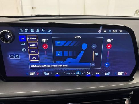 Used 2025 Chevrolet Traverse LT AWD/4WD image 34
