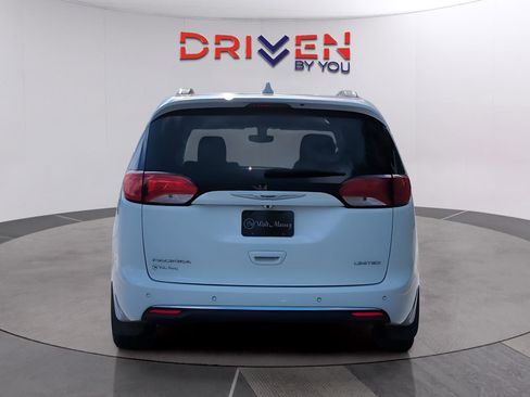 Used 2018 Chrysler Pacifica Limited FWD image 4