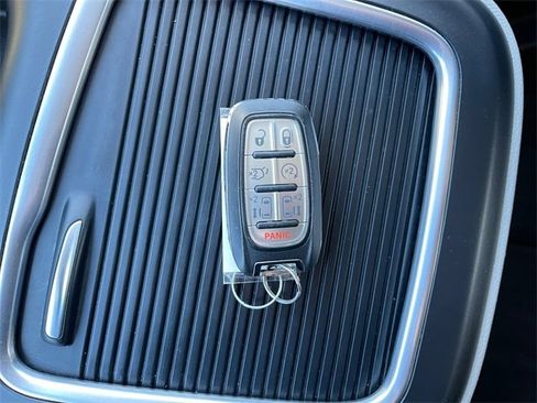 Used 2023 Chrysler Pacifica Touring-L image 36