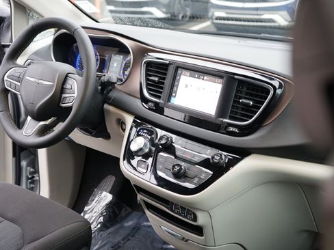 Used 2024 Chrysler Voyager LX image 21