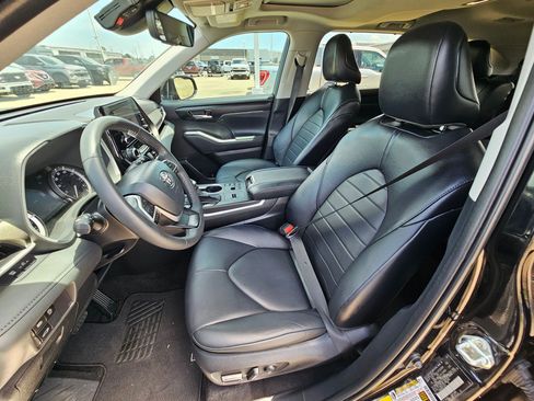 Used 2023 Toyota Highlander XLE FWD image 16