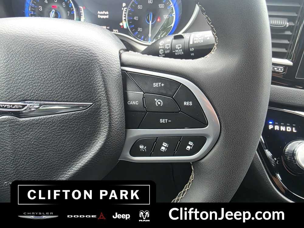 Certified 2025 Chrysler Pacifica Select FWD image 22