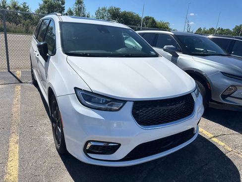 Used 2025 Chrysler Pacifica Limited FWD image 24