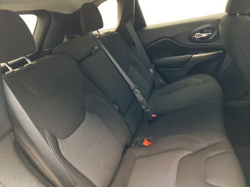 Used 2021 Jeep Cherokee Latitude FWD image 19