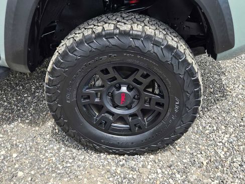 Certified 2022 Toyota Tacoma TRD Off-Road w/ TRD Premium Off Road Package AWD/4WD image 9