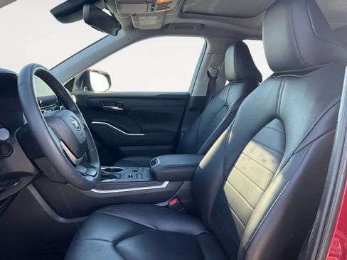 Used 2024 Toyota Highlander XLE image 12