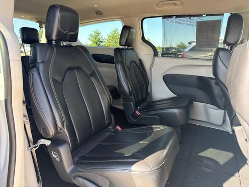 Used 2023 Chrysler Pacifica Touring-L FWD image 29