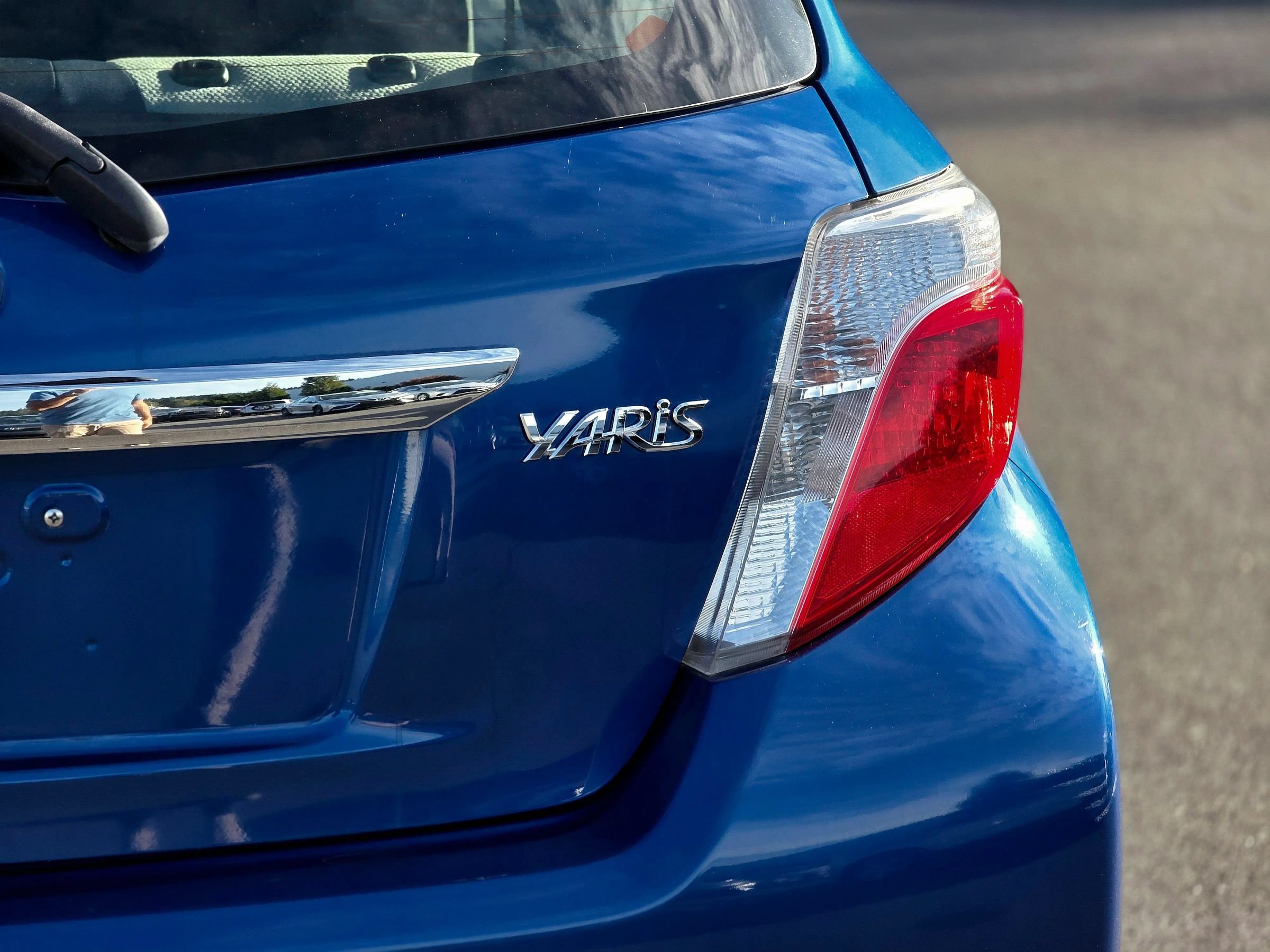 Used 2013 Toyota Yaris L FWD image 9