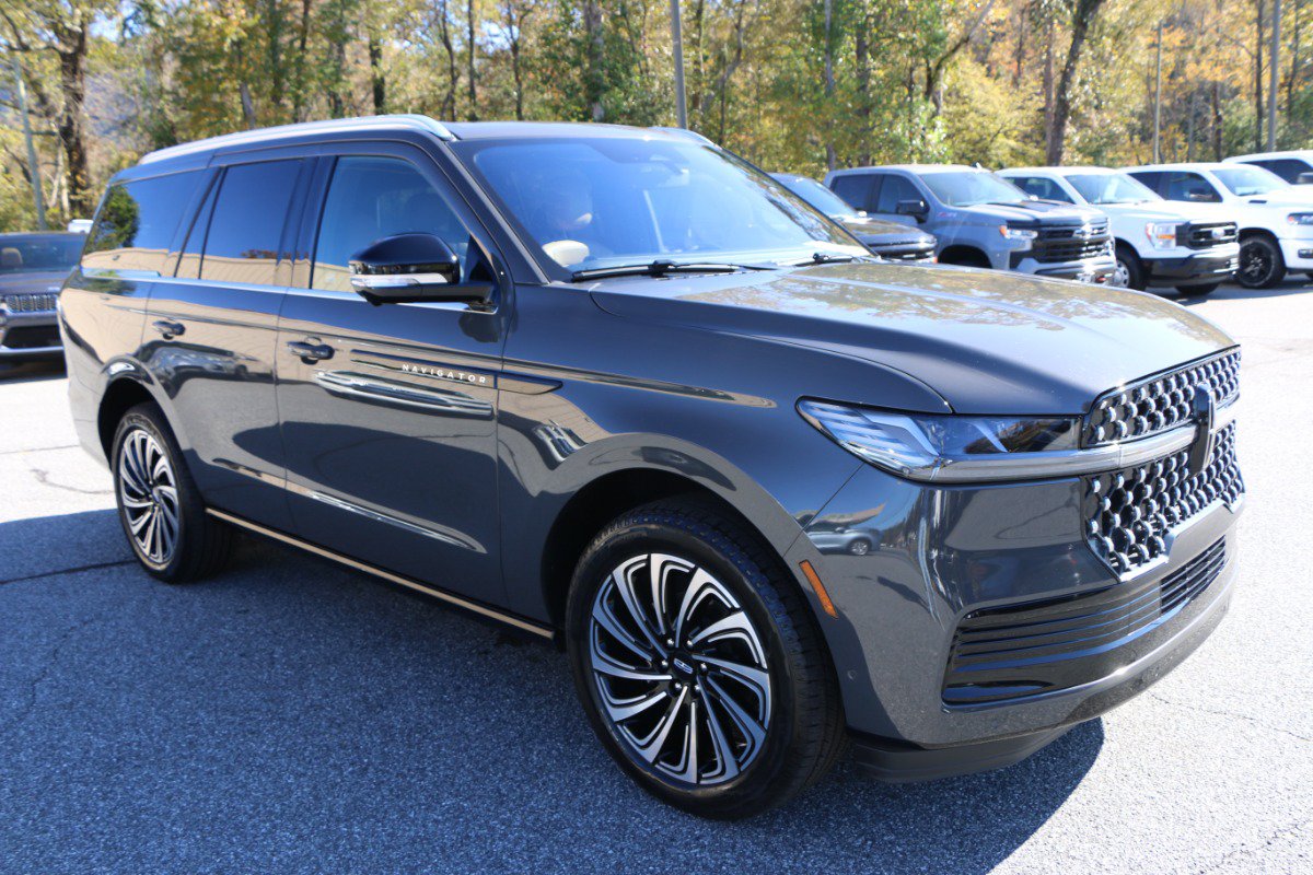 Used 2025 Lincoln Navigator Black Label AWD/4WD image 10