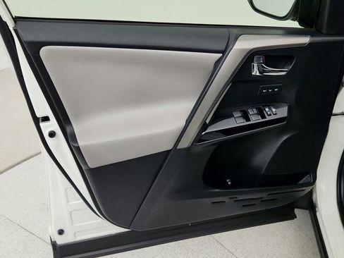 Used 2018 Toyota RAV4 Limited image 11