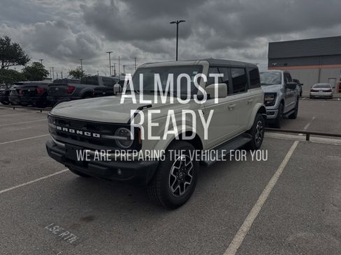 Used 2025 Ford Bronco Outer Banks AWD/4WD image 2