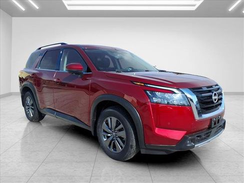 Used 2024 Nissan Pathfinder SV AWD/4WD image 2
