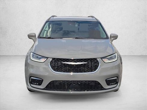 Used 2021 Chrysler Pacifica Touring-L image 2