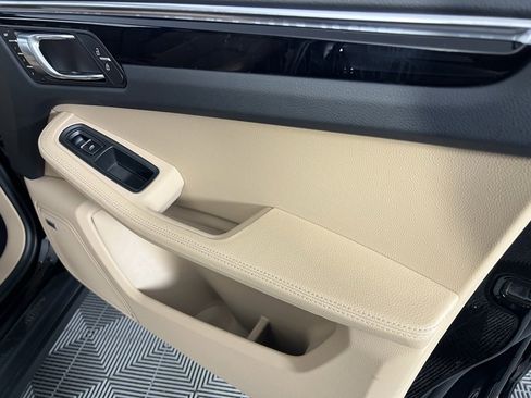 Used 2024 Porsche Macan w/ Premium Plus Package image 34