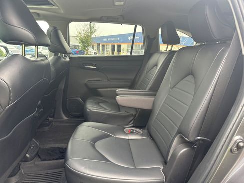 Used 2022 Toyota Highlander XLE AWD/4WD image 7